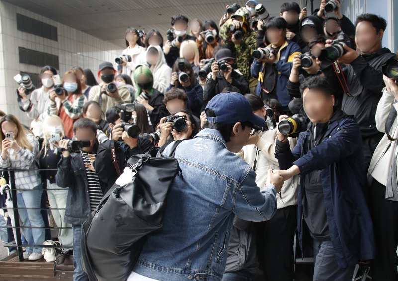 방송인 유재석이 '싱크로유' 녹화를 위해 16일 서울 영등포구 KBS에 도착해 인사를 하고 있다. ⓒ News1 권현진 기자