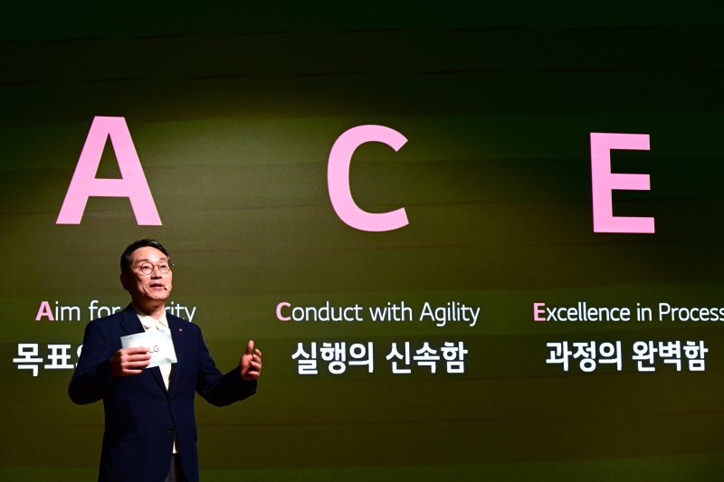 조주완 LG전자 최고경영자(CEO·사장)가 지난 15일 서울 영등포구 LG트윈타워에서 'CEO F·U·N Talk'을 열고, 고성과 조직 전환을 위한 행동원칙으로 'A.C.E'를 제시하고 있다. LG전자 제공