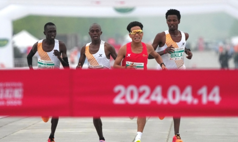 중국 선수에게 우승 양보한 아프리카 마라톤 선수들