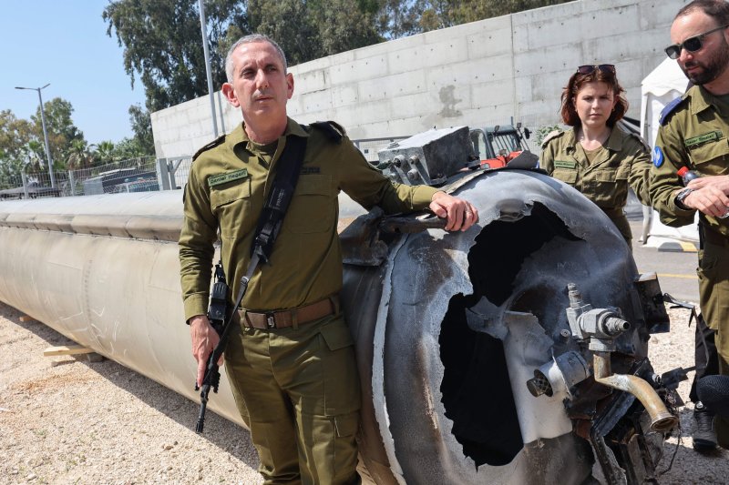 이스라엘군 대변인을 맡고 있는 다니엘 하가리 해군 소장(왼쪽)이 16일 이스라엘 남부 크리야트 말라키 인근 율리스 기지에서 이란군의 탄도 미사일 잔해를 살펴보고 있다.AFP연합뉴스