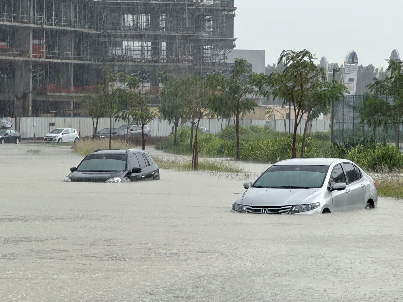 16일(현지시간) 폭우가 내린 아랍에미리트연합(UAE) 두바이의 도로에 차량들이 물에 잠겨있다.로이터뉴스1