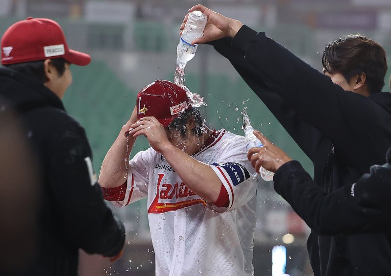 16일 오후 인천시 미추홀구 문학동 SSG랜더스필드에서 열린 프로야구 '2024 신한 SOL 뱅크 KBO리그' KIA 타이거즈와 SSG 랜더스의 경기 종료 후 이승엽 현 두산 감독의 통산 477호 홈런과 동률을 이룬 SSG 최정이 팀 동료들에게 물 세례를 받고 있다. 2024.4.16/뉴스1 ⓒ News1 김진환 기자