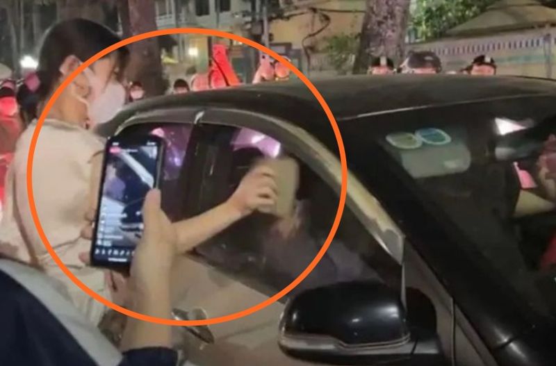 베트남의 도로에서 한 여성이 남녀가 탄 차량의 창문을 벽돌로 내리치며 소동을 벌였다. 출처 @baogiaothong