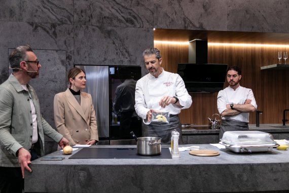 안드레아 버튼 셰프(왼쪽 세번째)가 16일(현지시간) 이탈리아에서 열린 '밀라노 디자인 위크 유로쿠치나 2024' 삼성전자 쿠킹쇼 참가해 '애니플레이스 인덕션'을 통해 전달받은 레시피로 요리를 하고 있다. 삼성전자 제공