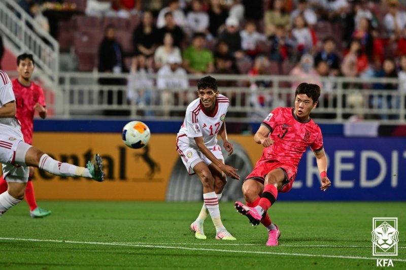 17일(한국시간) 카타르 도하의 압둘라 빈 칼리파 스타디움에서 열린 2024 아시아축구연맹(AFC) U-23 아시안컵 B조 1차전 대한민국과 UAE의 경기에서 황재원이 슛을 하고 있다. 대한축구협회 제공