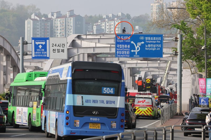 [속보] 한강대교서 남성 '투신 소동'..출근길 극심 정체