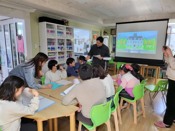 한국해양수산연수원이 매주 화요일 부산 영도구 소재 아동센터 ‘옹달샘’을 찾아 영어 교육 프로그램을 운영하고 있다. 한국해양수산연수원 제공