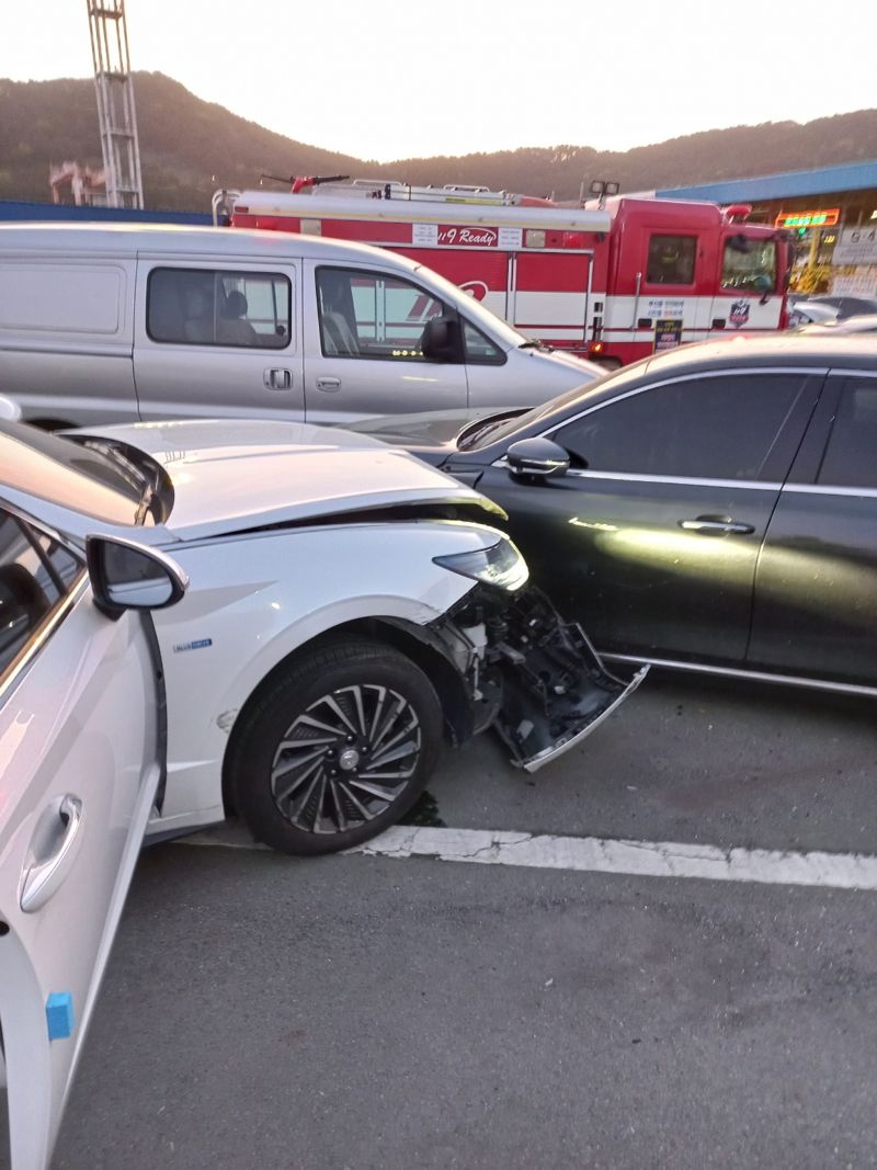 17일 오전 부산 남구 한 주차장에서 승용차가 주차된 차량 5대를 들이받는 사고가 발생했다. 부산소방재난본부 제공
