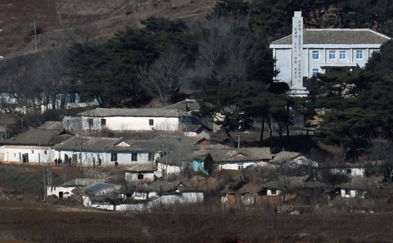 파주시 오두산 전망대에서 바라본 북한 선전마을. 2024.1.16/뉴스1 ⓒ News1 박정호 기자