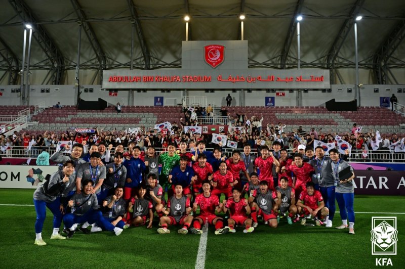 23세 이하(U23) 축구 대표팀 선수들이 17일(한국시간) 카타르 도하 압둘라 빈 칼리파 스타디움에서 열린 2024 아시아축구연맹(AFC) U23 아시안컵 B조 조별리그 1차전 UAE와의 경기를 마친 후 기념 촬영을 하고 있다. 대한축구협회 제공