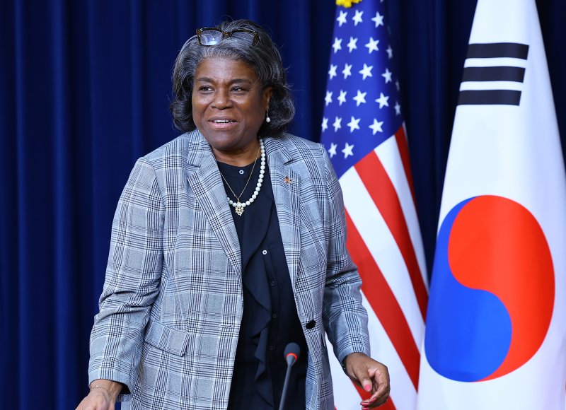 린다 토마스-그린필드 주유엔 미국대사가 17일 서울 용산구 아메리칸 디플러머시 하우스에 마련된 기자회견장으로 입장하고 있다.사진=뉴시스