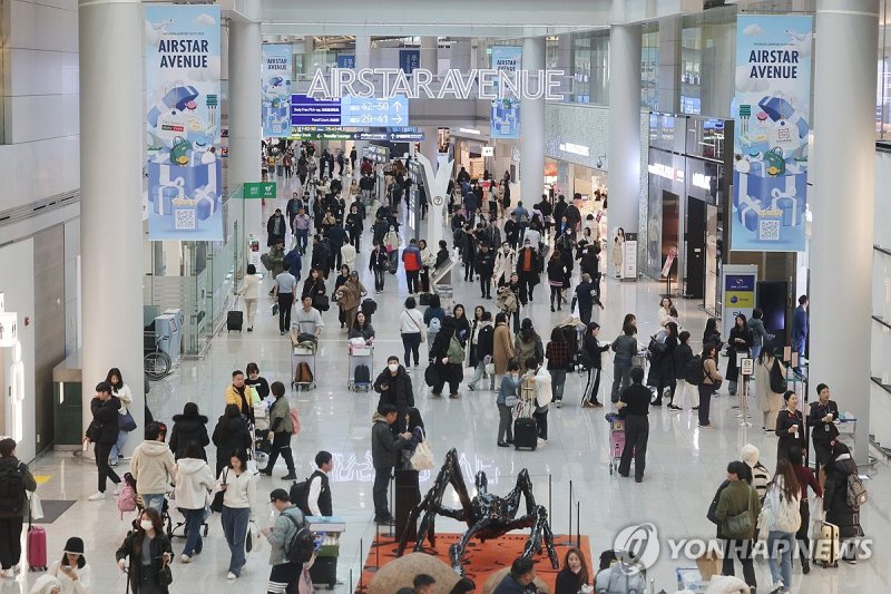 지난 2월 인천국제공항 면세점에서 여행객들이 오가고 있다. 연합뉴스 제공