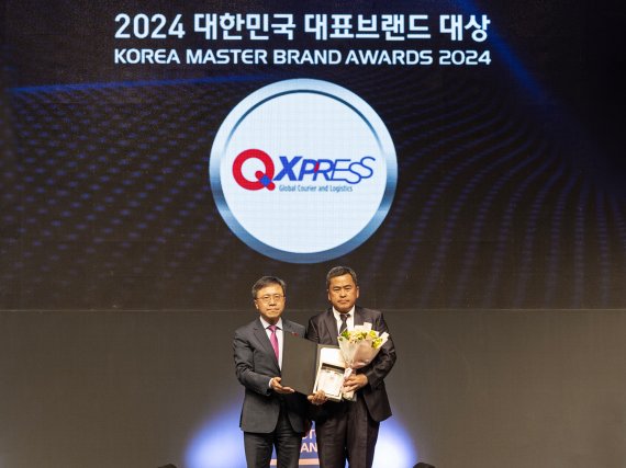 큐익스프레스 김영선 대표(오른쪽)가 '2024 대한민국 대표브랜드 대상' 수상 후 기념 촬영을 하고 있다