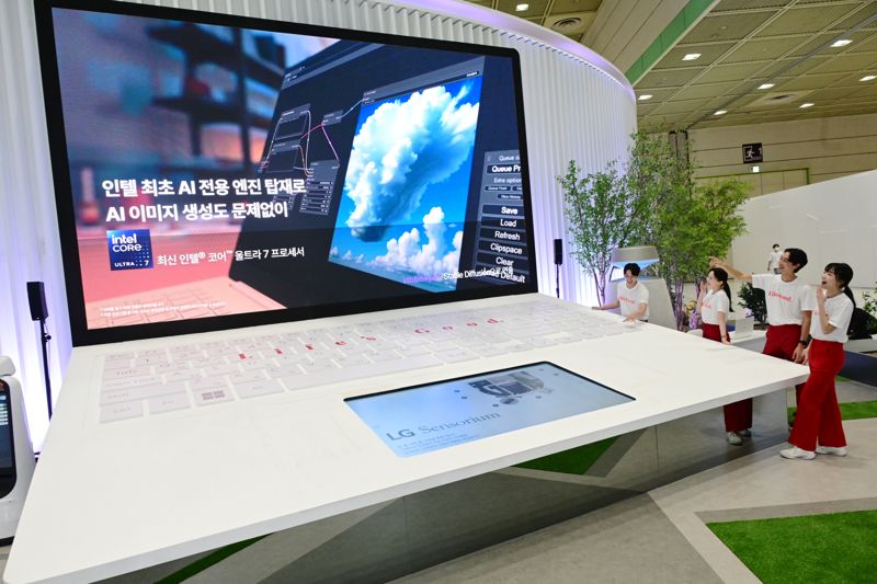17일부터 3일간 서울 코엑스에서 열리는 월드IT쇼 2024의 LG전자 전시관의 'LG 그램 프로' 조형물. LG전자 제공
