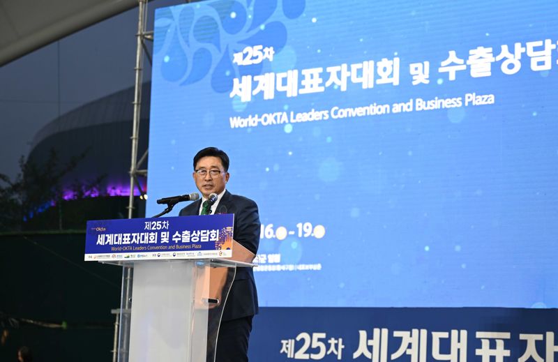 김춘진 한국농수산식품유통공사 사장이 지난 16일 세계한인무역협회가 개최한 '제25차 세계대표자대회 및 수출상담회'에 참석해 축사를 하고 있다.