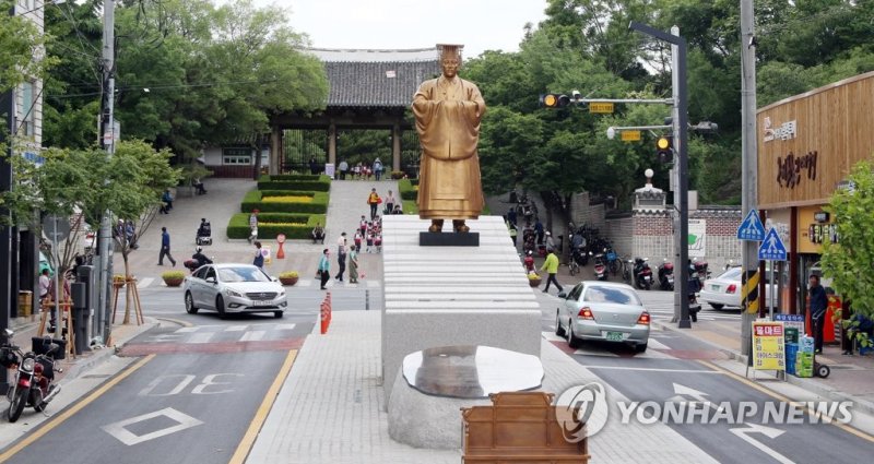 역사왜곡 논란 '순종 황제 어가길 조형물' 내주 철거 - 파이낸셜뉴스