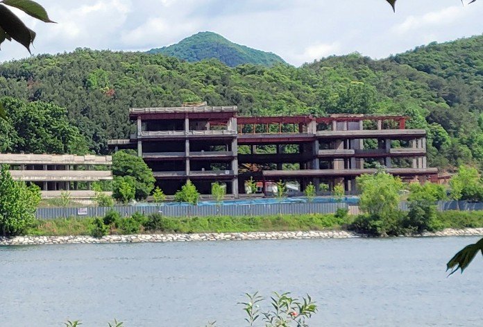 공사 중단된 두산연수원 [춘천시 제공.재판매 및 DB 금지]