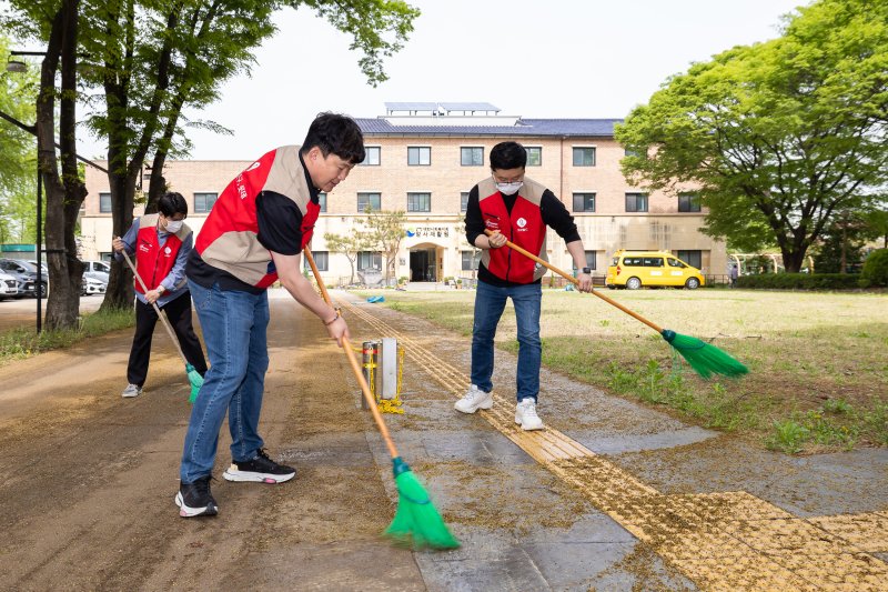 롯데월드 임직원들로 구성된 샤롯데 봉사단이 지난 16일 '대한사회복지회 암사재활원'을 방문해 환경정비활동을 펼치고 있다. 롯데월드 제공