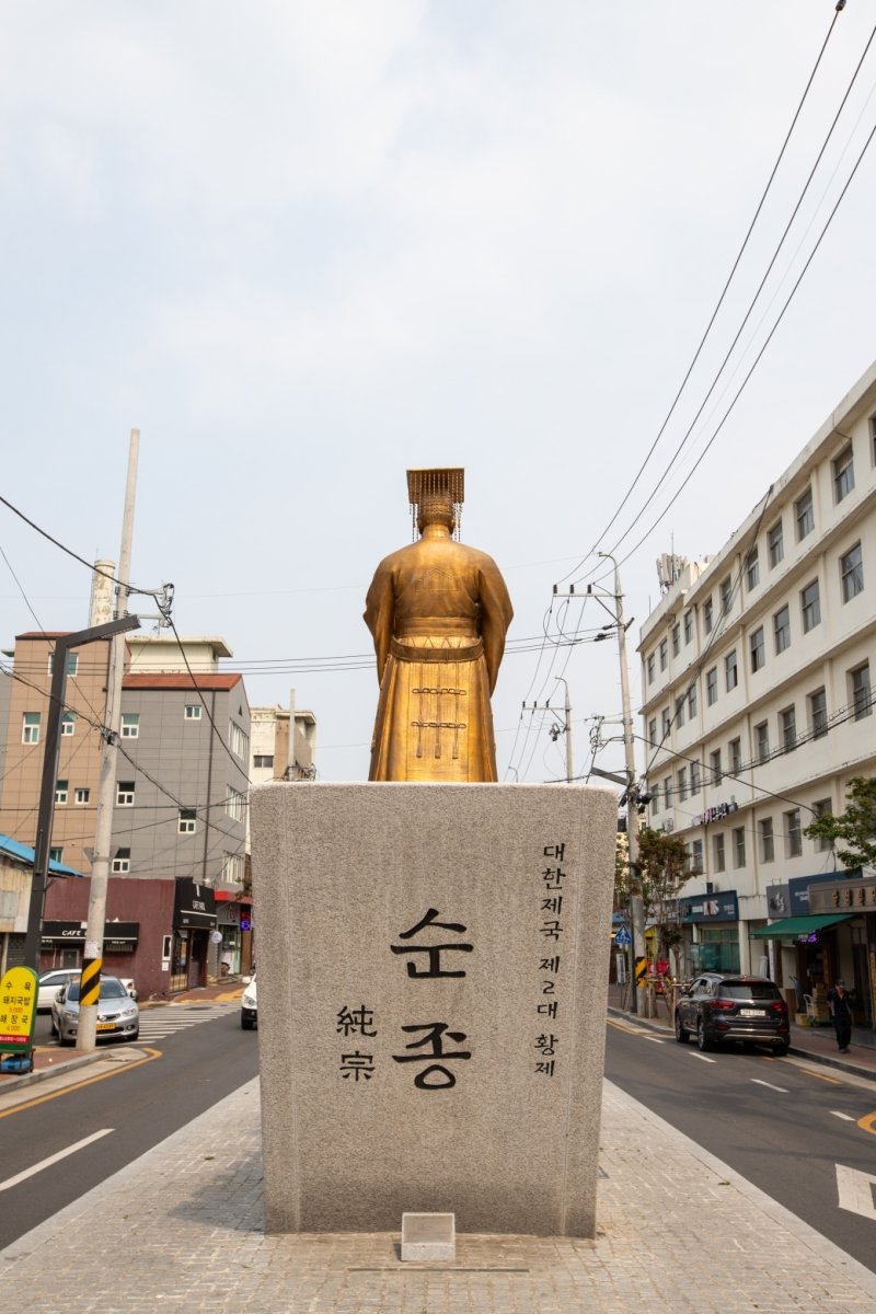 '역사 왜곡·친일 미화 논란' 대구 순종 황제 동상 11년 만에 철거 - 파이낸셜뉴스