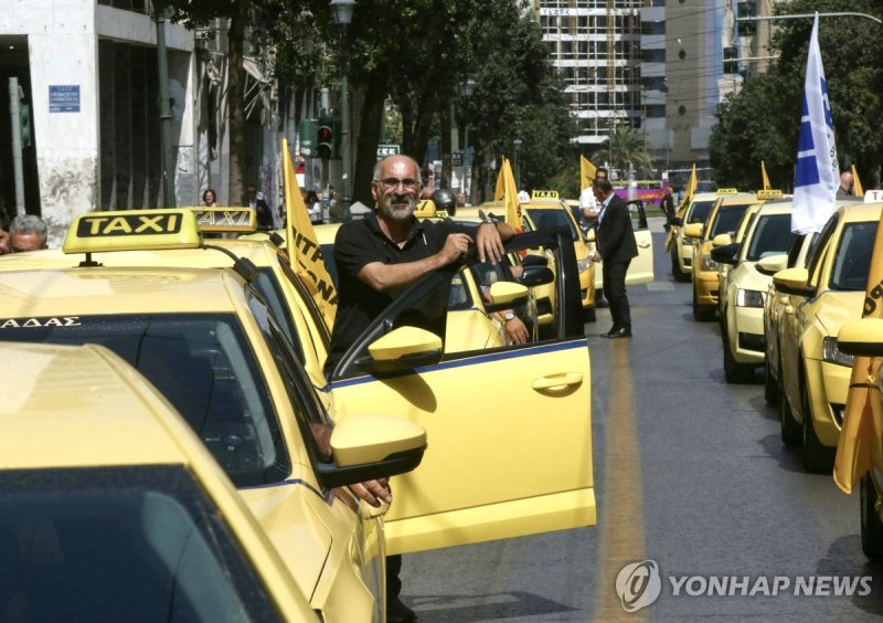 파업 동참한 그리스 택시 운전사들 epa11283877 Taxi drivers take part in a rally of private sector workers organized by General Confederation of Greek Workers (GSEE) in Athens, Greece, 17 April 2024. Public transportation (metro, tram, electric railway (ISAP), trolleys and buses) will not run in Athens on 17 April,