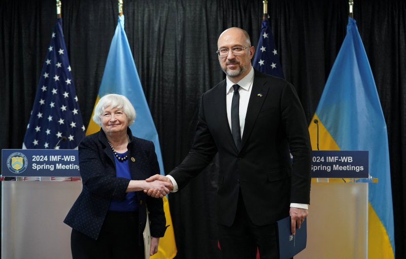 재닛 옐런 미국 재무장관(왼쪽)이 17일(현지시간) 미국 워싱턴DC에서 열린 국제통화기금(IMF)세계은행 춘계 회의와 별도로 데니스 시미할 우크라이나 총리와 만나 악수를 하고있다.로이터연합뉴스