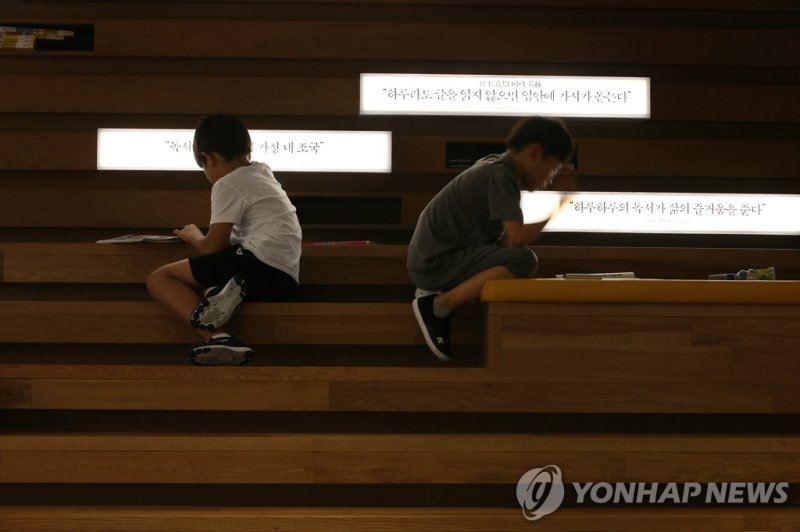 책 읽는 아이들 (서울=연합뉴스) 전수영 기자 = 송파책박물관은 지난 4월 서울지하철 8호선 송파역 인근 주택가에서 개관했다. 송파구가 설립한 책을 주제로 한 우리나라 최초의 공립박물관이다. '소통'을 주제로 근현대 독서 문화를 소개하는 두 번째 전시실에서 어린이들이 책을 읽고 있다. 2019.10.7 (끝)