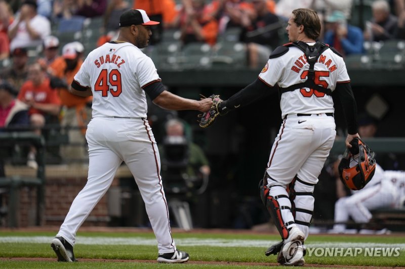 무실점으로 이닝을 마친 뒤 포수와 인사하는 수아레스(왼쪽) Baltimore Orioles catcher Adley Rutschman (35) greets starting pitcher Albert Suárez (49) as they walk to the dugout during the second inning of a baseball game against the Minnesota Twins, Wednesday, April 17, 2024, in Baltimore. (AP Photo/Jess Rapfogel)