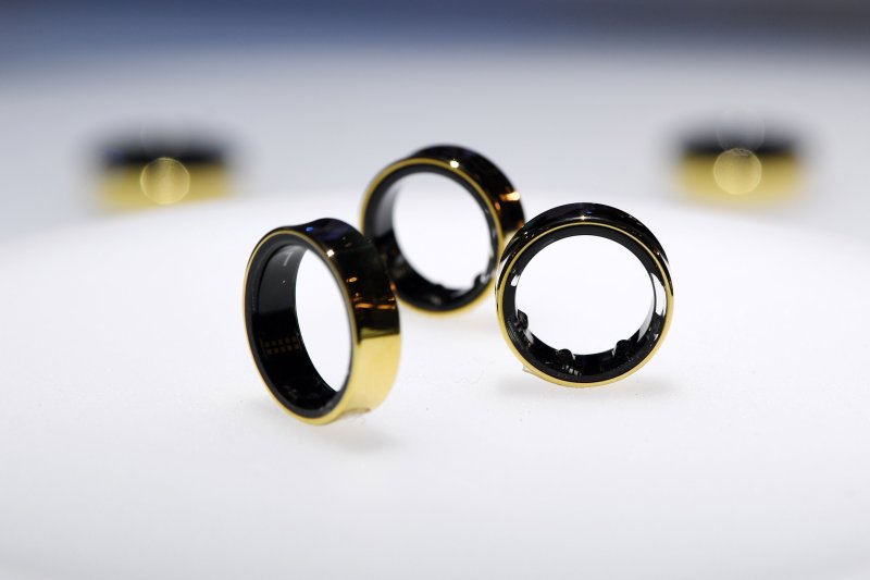 [바르셀로나=뉴시스] 사진공동취재단 = 세계 최대 이동통신 전시회 '모바일 월드 콩그레스(MWC) 2024'가 개막한 26일(현지시간) 스페인 바르셀로나 피라 그란 비아 전시장 삼성전자 부스에 갤럭시 링이 공개되고 있다. 2024.02.26. photo@newsis.com