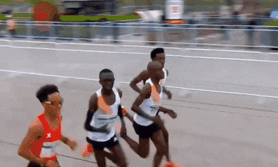 지난 14일(현지시각) 중국 베이징에서 열린 하프 마라톤 대회 모습. 주황색 옷을 입은 중국 허제 선수를 의식한 듯 다른 아프리카 선수들이 속도를 낮추고, 손짓 하고 있다. /X(구 트위터)