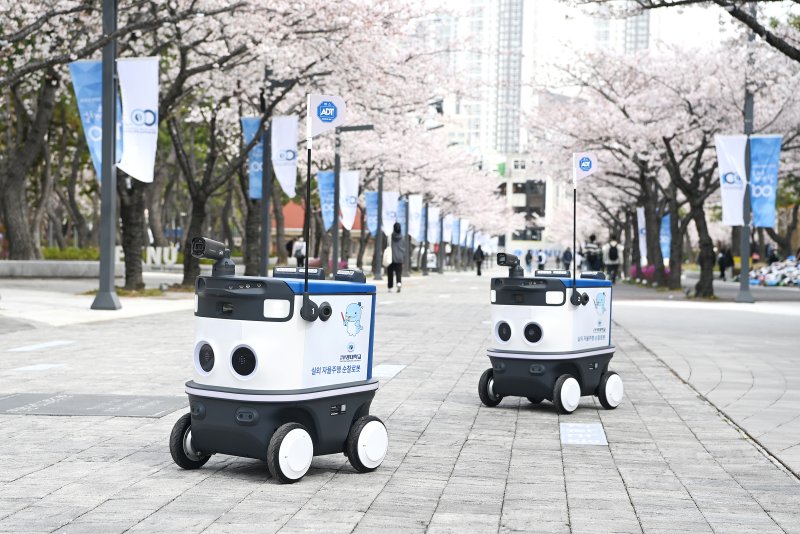 부산 남구 국립부경대 대연캠퍼스 백경광장에서 이동하고 있는 AI 자율주행 순찰로봇. 대학 제공