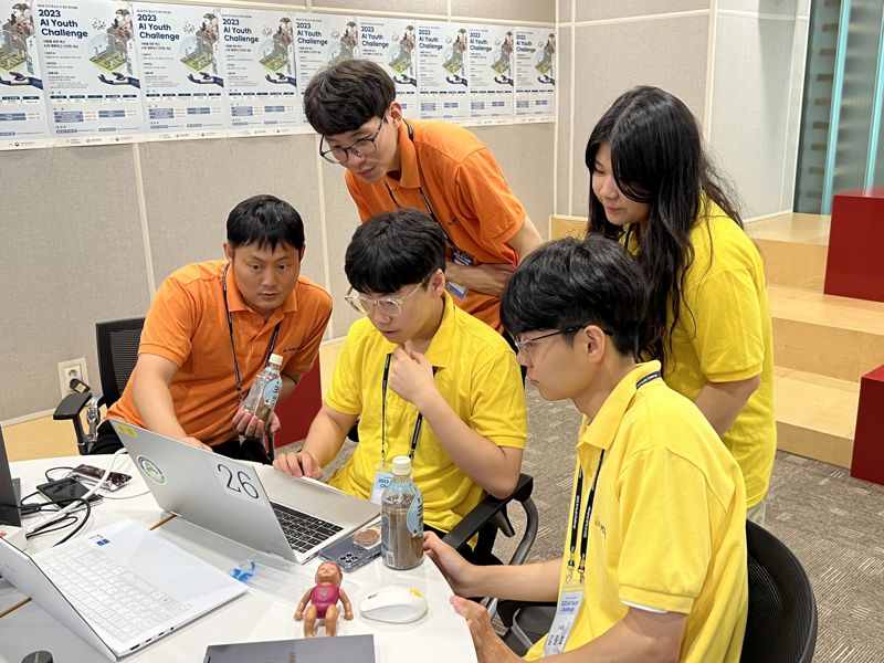 지난해 학생들이 전국 청소년 AI 창의 경진대회에 참여, 포스코DX AI엔지니어들로부터 멘토링을 받고 있다. 포스코DX 제공