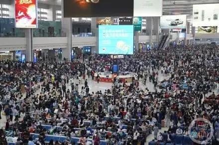충칭 열차역에 몰린 여행 인파 [중국 상유신문 캡처. 재판매 및 DB 금지]