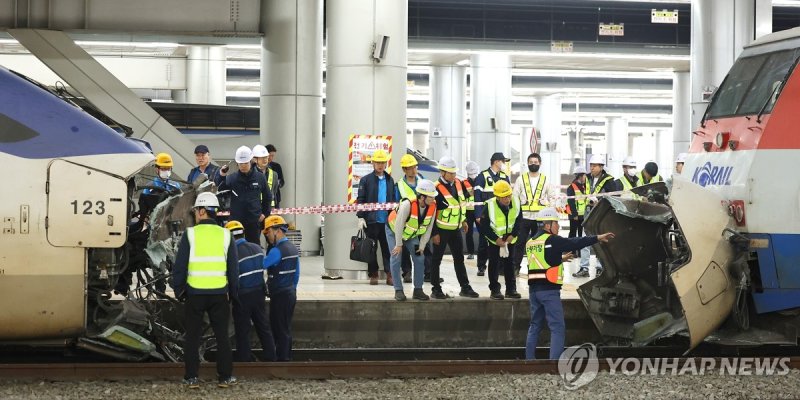 지난 4월 서울역에서 경부선 KTX 열차와 무궁화호 간 접촉 사고가 발생해 역무원 및 소방 관계자들이 현장을 수습하고 있는 모습. 연합뉴스