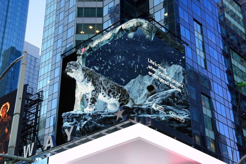 LG전자가 미국 뉴욕 타임스스퀘어 전광판에서 상영 중인 'LG와 함께하는 위기 동물 보호 캠페인' 영상. LG전자 제공