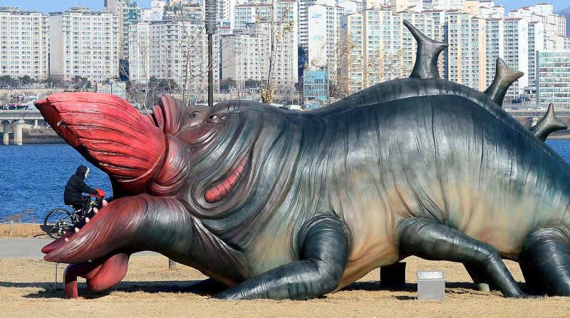 서울시가 여의도한강공원에 있는 영화 '괴물' 속 괴물 조형물을 철거하기로 했다. 사진은 서울 영등포구 여의도 한강공원에 영화 '괴물'에 나오는 '괴물'의 모습을 재현한 대형조형물이 설치돼 있는 모습. 뉴시스