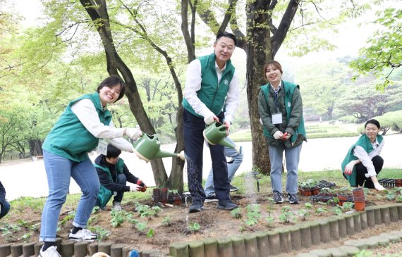 손정현 스타벅스 코리아 대표(가운데)와 임직원들이 창경궁 야생화 식재활동을 하고 있다.