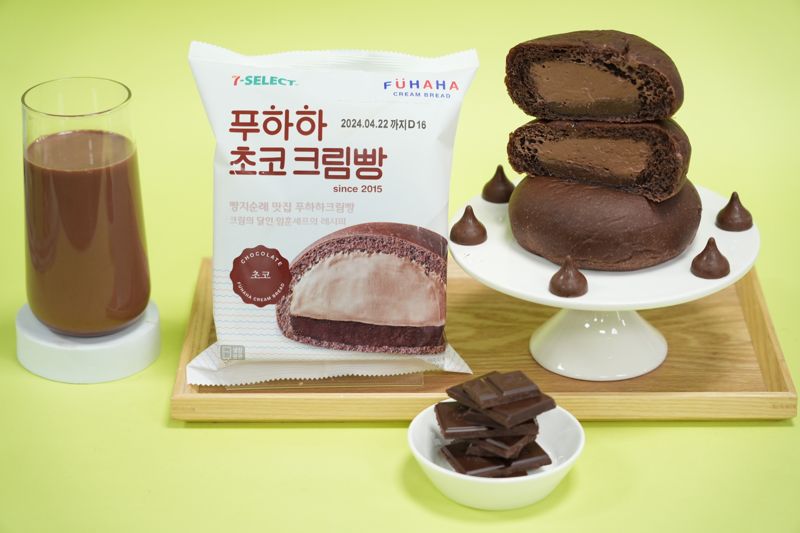 세븐일레븐이 서울 연남동의 유명 크림빵 맛집인 '푸하하크림빵'과 협업한 '세븐셀렉트 푸하하초코크림빵'을 출시했다. 코리아세븐 제공