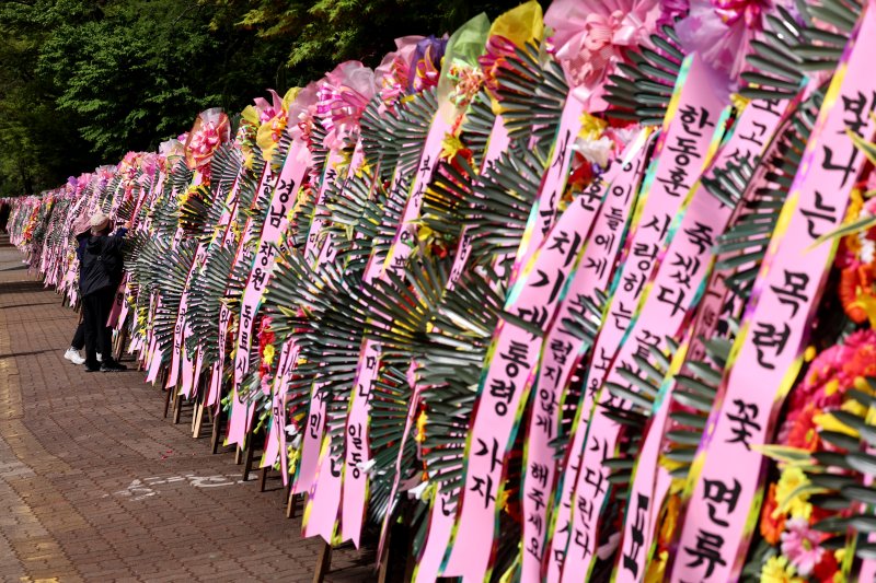 17일 오전 서울 여의도 국회 헌정회관 앞에 한동훈 국민의힘 전 비상대책위원장의 지지자들이 설치한 응원화환들이 놓여 있다. 2024.4.17/뉴스1 ⓒ News1 구윤성 기자