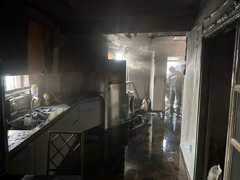 18일 오전 10시 13분께 부산시 사하구 감천동의 한 2층 단독주택에서 화재가 발생했다. 부산소방재난본부 제공