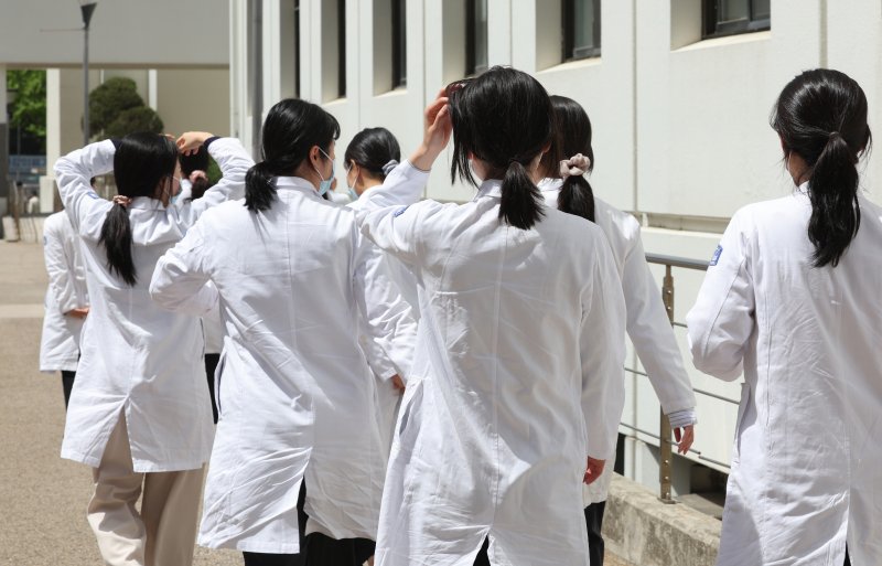 지난 18일 서울의 한 대학병원에서 의료진이 발걸음을 옮기고 있다. 뉴스1