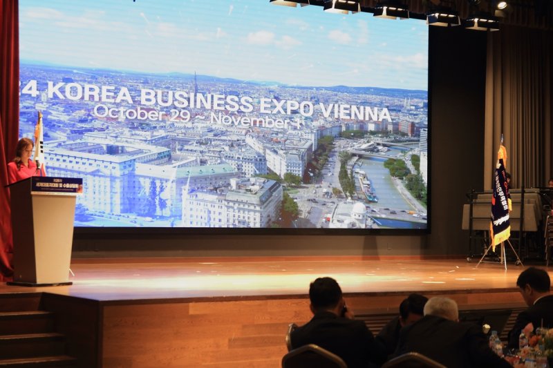 올해 10월 오스트리아 빈에서 열리는 '제28차 세계한인경제인대회' 홍보 영상 (예산=연합뉴스) 성도현 기자 = 18일 충남 예산군 스플라스 리솜 그랜드홀에서 열린 세계한인무역협회(월드옥타)의 '제25차 세계대표자대회' 폐막식에서 오스트리아 빈 대회 홍보 영상이 상영되고 있다. 월드옥타는 올해 10월에 이 대회를 '코리아 비즈니스 엑스포 빈'이라는 이름의 한국 상품 박람회 형태로 진행할 방침이다. 2024.4.18 raphael@yna.co.kr