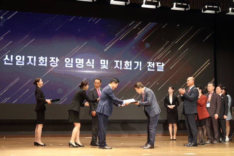 박종범 회장으로부터 임명장을 받는 월드옥타 신임 지회장들 (예산=연합뉴스) 성도현 기자 = 18일 충남 예산군 스플라스 리솜 그랜드홀에서 열린 세계한인무역협회(월드옥타)의 '제25차 세계대표자대회' 폐막식에서 한태철 남아프리카공화국 요하네스버그지회장(왼쪽에서 다섯번째) 등이 박종범 회장으로부터 신임 지회장 임명장을 받고 있다. 2024.4.18 raphael@yna.co.kr