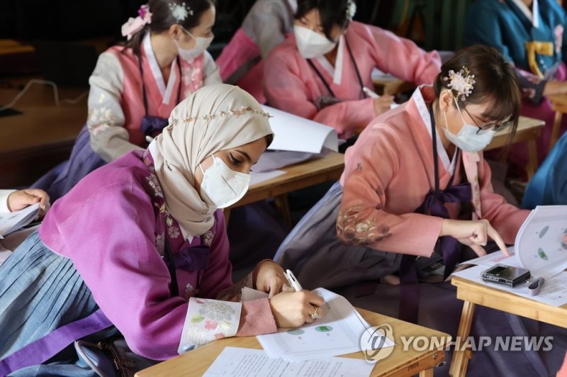 집현전에서 한글 배우는 주한 외국인들 (서울=연합뉴스) 김주성 기자 = 한글날을 이틀 앞둔 7일 오후 서울 경복궁 수정전(옛 집현전)에서 열린 '2022 세종학당 집현전 한국어 교실'에 참가한 세종학당 학생 등 주한 외국인들이 한국어를 배우고 있다. 2022.10.7 utzza@yna.co.kr (끝)