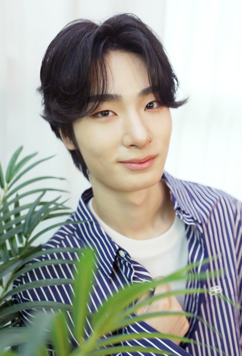 [서울=뉴시스] 김혜진 기자 = 멤버 모두 청각 장애인으로 구성된 아이돌 그룹 빅오션 박현진이 지난 15일 오전 서울 강남구 파라스타엔터테인먼트에서 뉴시스와 인터뷰에 앞서 포즈를 취하고 있다. 2024.04.18. jini@newsis.com