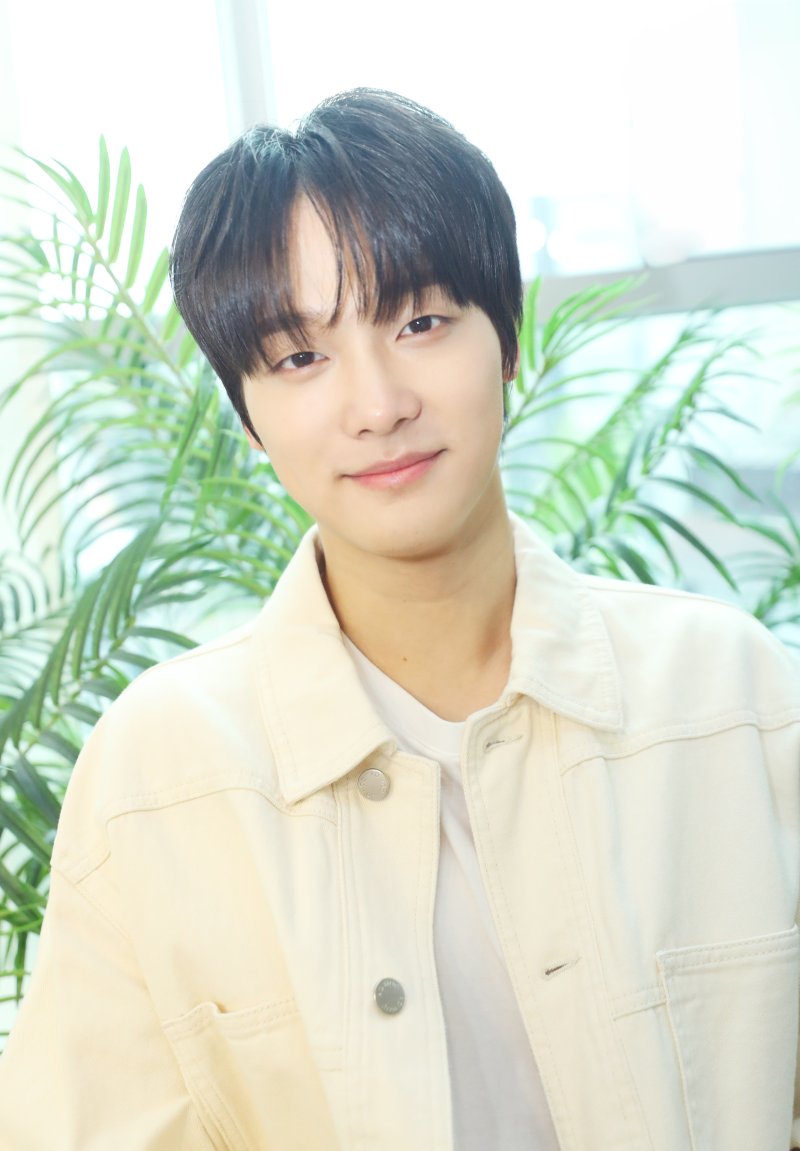 [서울=뉴시스] 김혜진 기자 = 멤버 모두 청각 장애인으로 구성된 아이돌 그룹 빅오션 김지석이 지난 15일 오전 서울 강남구 파라스타엔터테인먼트에서 뉴시스와 인터뷰에 앞서 포즈를 취하고 있다. 2024.04.18. jini@newsis.com