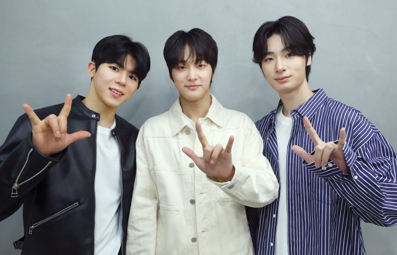 [서울=뉴시스] 김혜진 기자 = 멤버 모두 청각 장애인으로 구성된 아이돌 그룹 빅오션이 지난 15일 오전 서울 강남구 파라스타엔터테인먼트에서 뉴시스와 인터뷰에 앞서 포즈를 취하고 있다. 2024.04.18. jini@newsis.com