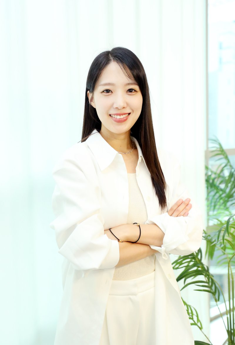 [서울=뉴시스] 김혜진 기자 = 차해리 파라스타엔터테인먼트 대표가 지난 15일 오전 서울 강남구 파라스타엔터테인먼트에서 뉴시스와 인터뷰에 앞서 포즈를 취하고 있다. 2024.04.18. jini@newsis.com