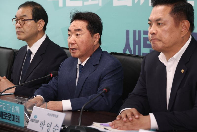 새로운미래 이석현 비상대책위원장이 19일 여의도 당사에서 열린 비대위 첫 회의에서 발언을 하고 있다.