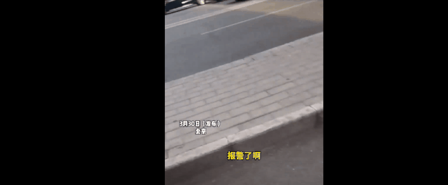 중국에서 낯선 여성이 한 남성을 쫓아가는 모습. 출처=바이두, 조선일보