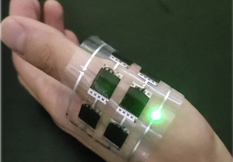 POSTECH과 생산기술연구원 연구진이 개발한 마이크로 축전지는 손에 착용해 잘 휘어지고 늘어남에도 불구하고 안정적으로 전기에너지를 저장해 LED를 켰다. POSTECH 제공